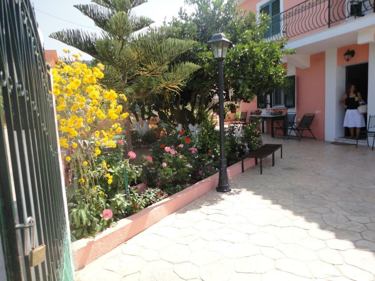 Artemis Superb 2 Bedroom Apartment 700 M Away From The Beach Миния Экстерьер фото